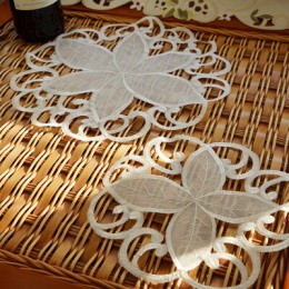 Mesa de blondas de comedor de encaje de tul blanco de lujo servilletas bordadas con flores ahuecar hacia fuera el mantel redondo